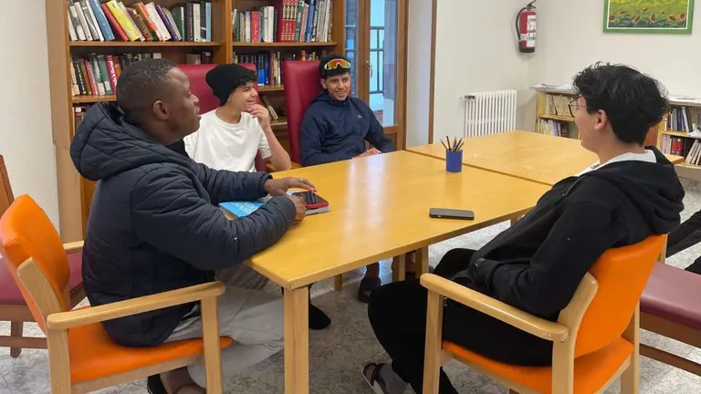 Un momento de tertulia entre varios j&oacute;venes en el centro de acogida en Elizondo para 20 chicos y chicas menores extranjeros no acompa&ntilde;ados. GOBIERNO DE NAVARRA