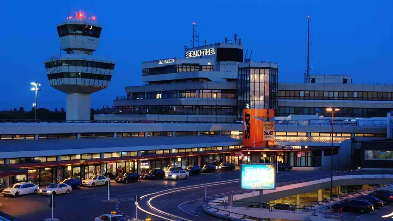 Torre de control del aeropuerto de Berl&iacute;n. WIKIPEDIA / Hans Knips