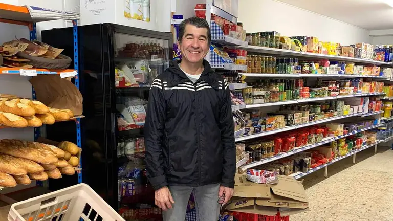 Hilario Intriago en el supermercado Tradys de Obanos. Navarra.com