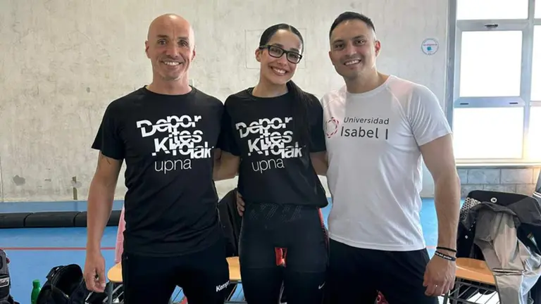 Aroa Garc&iacute;a Silva, competidora en halterofilia, con su entrenador, Mikel Muni&aacute;in Azcona (izq.).UPNA