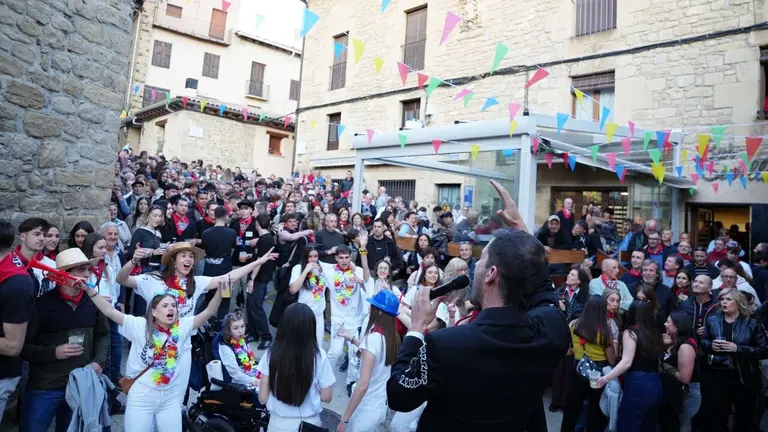 La juventud de Mendigorr&iacute;a se volc&oacute; con los Tenampas en la fiesta del bar Sevilla.  Foto Tenampas.