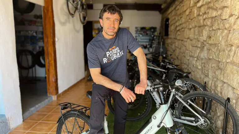 I&ntilde;aki Toledo en su tienda de bicicletas en Viana. Foto Teder.