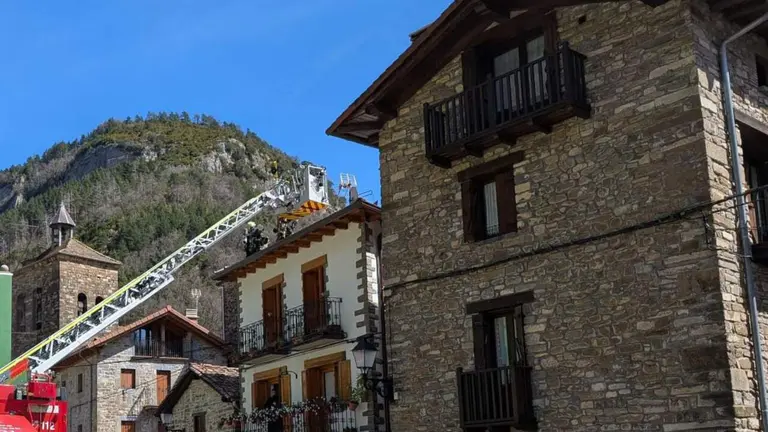 Imagen de la intervenci&oacute;n por incendio en Urzainqui. GUARDIA CIVIL DE NAVARRA