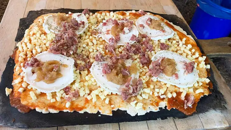 Una pizza reci&eacute;n sacada del horno en la Panpinela de Eraul. Navarra.com