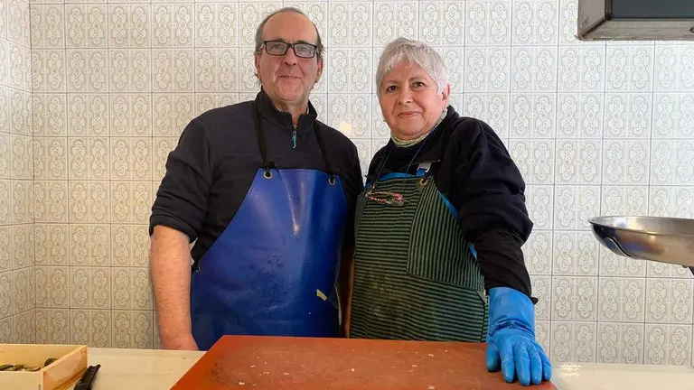 Jes&uacute;s Mart&iacute;nez y Nieves Arce en la pescader&iacute;a Esther de Pamplona. navarra.com