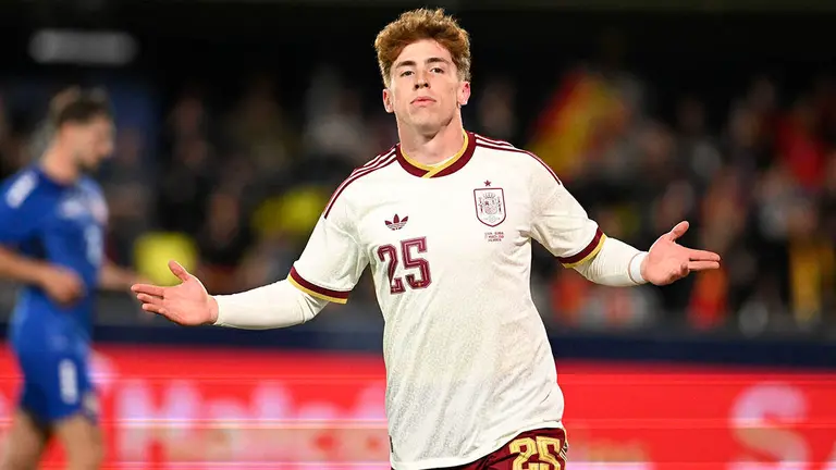 El delantero de la selecci&oacute;n espa&ntilde;ola V&iacute;ctor Mu&ntilde;oz celebra su gol, tercero de Espa&ntilde;a, durante el encuentro amistoso que los combinados nacionales de Espa&ntilde;a y Serbia disputan este viernes en el estadio de La Cer&aacute;mica, en Villarreal. EFE/Andreu Esteban