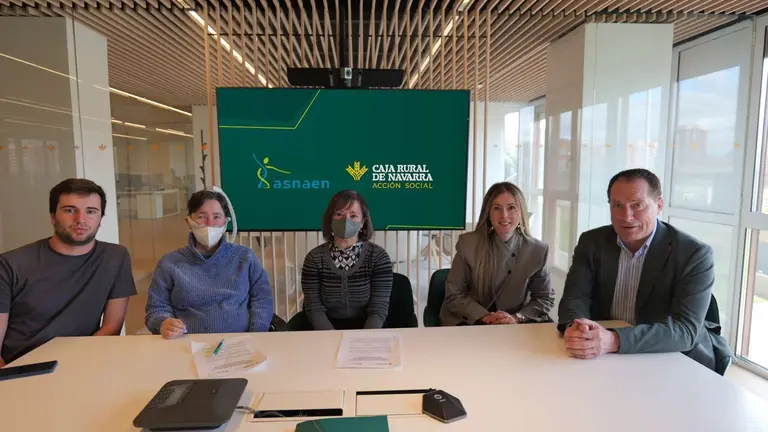 Momento de la firma del convenio entre Acci&oacute;n Social de Caja Rural y ASNAEN. CEDIDA