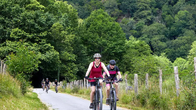 Paseos en bici en la V&iacute;a Verde del Bidasoa. JAVIER CAMPOS / TURISMO DE NAVARRA