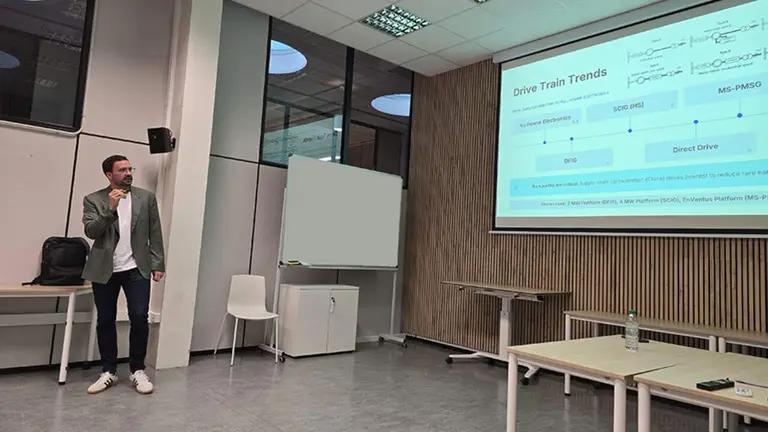El ingeniero Sergio Fern&aacute;ndez Mungu&iacute;a, durante su conferencia en la UPNA.