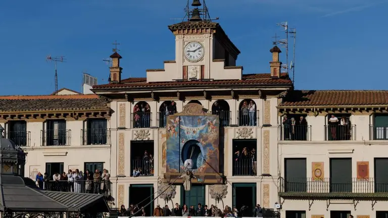 Bajada del &Aacute;ngel en la Plaza de los Fueros de Tudela. EFE / Villar L&oacute;pez
