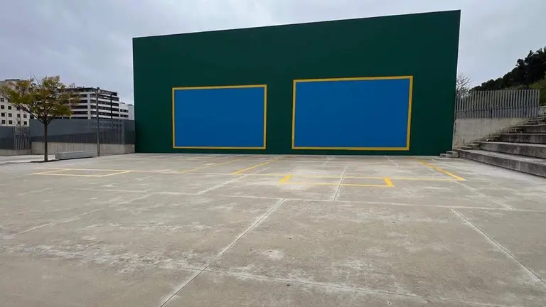 Pamplona ha adaptado el front&oacute;n de Lezkairu para acoger partidos de frontball.