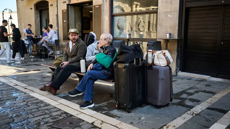 Turistas por Pamplona durante Semana Santa 2026. PABLO LASAOSA
