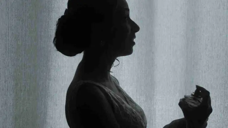 Una mujer perfum&aacute;ndose.