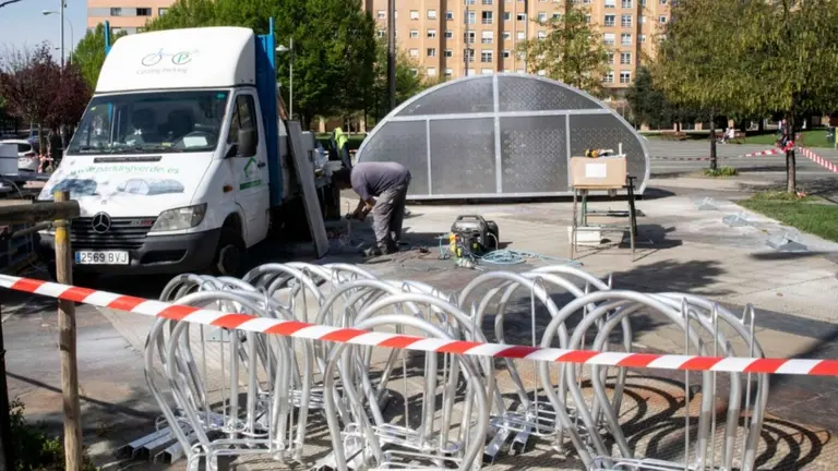 Instalaci&oacute;n de uno de los nuevos aparcamientos cubiertos para bicicletas. AYUNTAMIENTO DE PAMPLONA