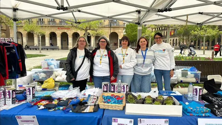 Carpa instalada en la Plaza del Castillo de Pamplona, con motivo del D&iacute;a Mundial del Autismo. CEDIDA