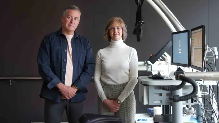 Mikel Izquierdo y Mar&iacute;a Cruz Rodr&iacute;guez en las instalaciones del laboratorio de Ejercicio F&iacute;sico, Salud, Metabolismo y Capacidad Funcional de Navarrabiomed.