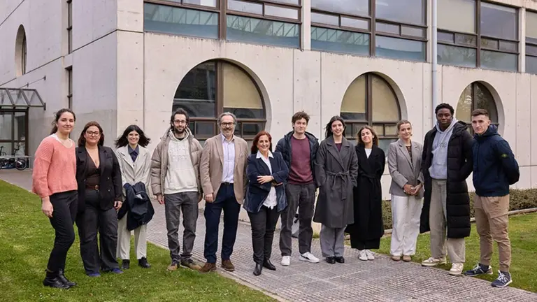 Estudiantes asistentes al acto de graduaci&oacute;n, junto a la escritora y el catedr&aacute;tico Jos&eacute; F. Alenza. De izda. a dcha., Mercedes Jaurrieta, In&eacute;s Salvatierra, Marina Zugasti, Mikel Iriarte, Jos&eacute; F. Alenza, Arantza Portabales, David Mart&iacute;nez, Nahia R&iacute;podas, Patricia Mart&iacute;n, Ainhoa Le&oacute;n, Destiny Williams y Javier Latasa de Hoyos. UNIVERSIDAD P&Uacute;BLICA DE NAVARRA