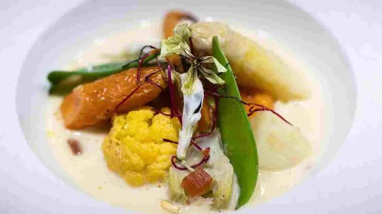 Menestra de la cocinera Cristina Salas, del restaurante Habitual by Ricard Camarena (Valencia). REYNO GOURMET