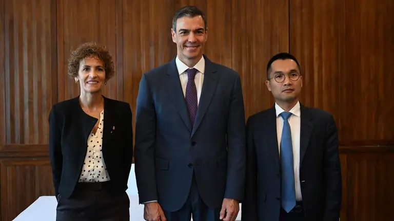 De izquierda a derecha, la presidenta Chivite, el presidente S&aacute;nchez y el fundador de Hithium, Jeff Wu. GOBIERNO DE NAVARRA