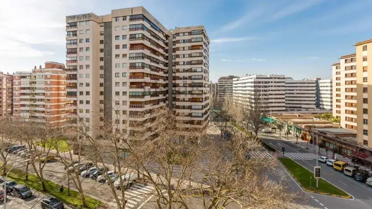 La inmobiliaria Cidenar vende en Pamplona un piso en Sancho el Fuerte.