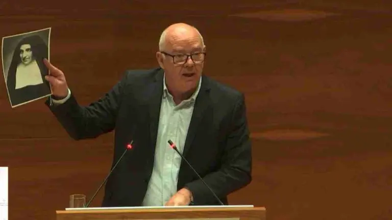 El portavoz de Vox, Emilio Jim&eacute;nez muestra la imagen de Sor Apolonia, una monja navarra asesinada en 1936. VOX