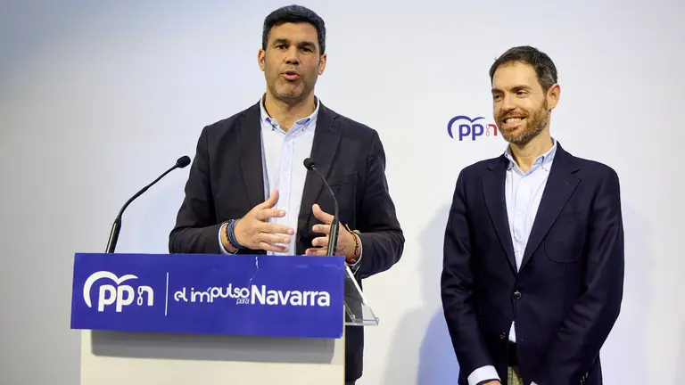 El presidente del PPN, Javier Garc&iacute;a, y el secretario general, Sergio Sayas, presentan la proposici&oacute;n de ley con el nuevo modelo que el PP plantea para la renta garantizada en Navarra. I&Ntilde;IGO ALZUGARAY