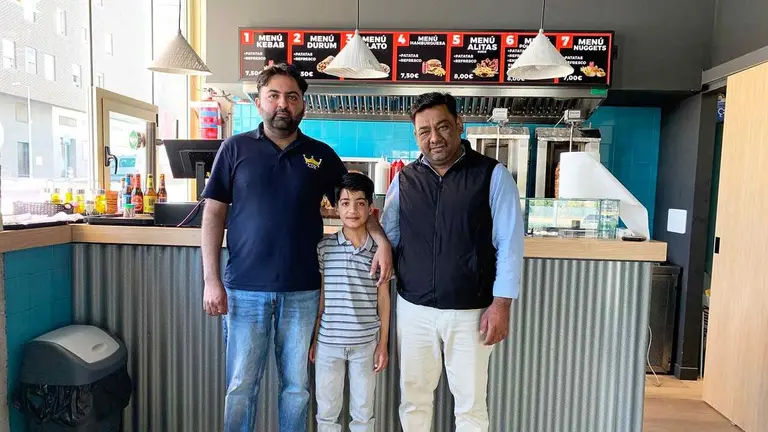 Los hermanos Hamid y Shamraz con el hijo de &eacute;ste en el Kebab abierto en Sarriguren. Navarra.com.