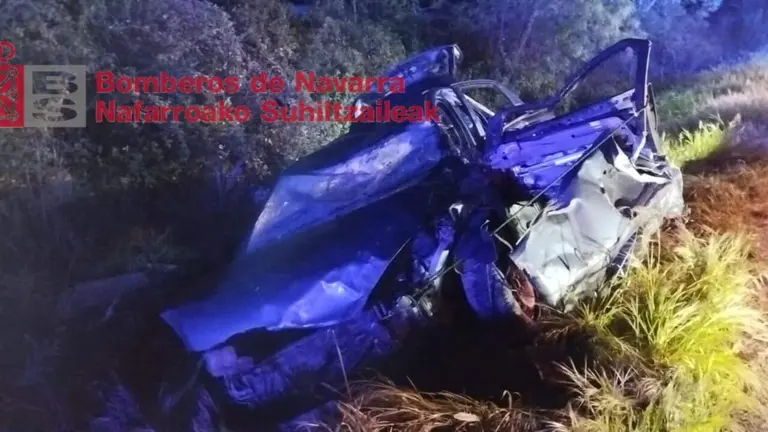 Imagen del coche accidenta en Villaveta. BOMBEROS DE NAVARRA