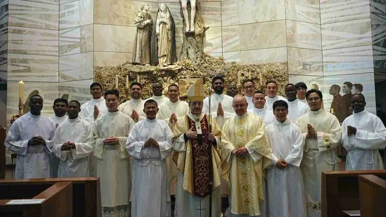 Mons. Florencio Rosell&oacute;, arzobispo de Pamplona y obispo de Tudela, y el rector de Bidasoa, Javier Ruza, con los 19 seminaristas que han recibido el acolitado. CEDIDA