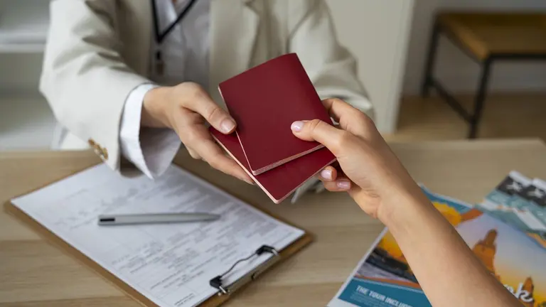 Imagen de archivo de dos personas realizando tr&aacute;mites. AYUNTAMIENTO DE PAMPLONA