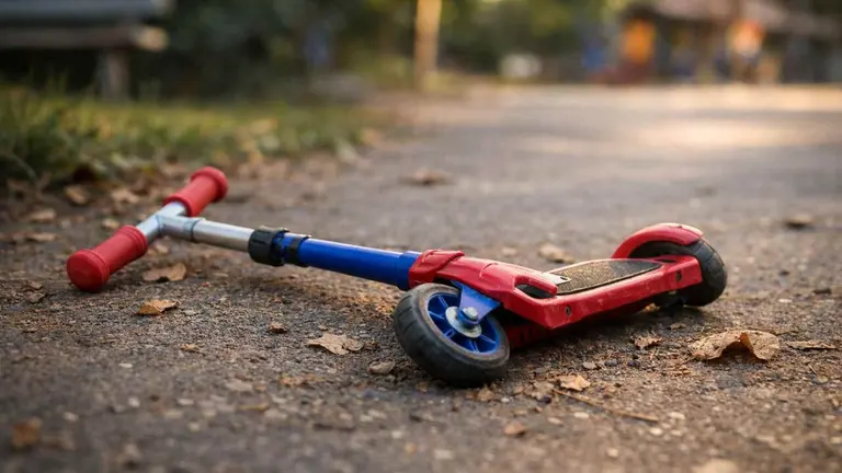 Imagen generada con Inteligencia Artificial de un patinete de juguete tirado en el suelo. CHAT GPT