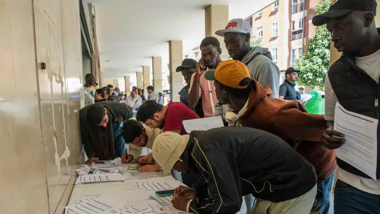 Inmigrantes rellenando documentaci&oacute;n para el proceso de regularizaci&oacute;n. EUROPA PRESS