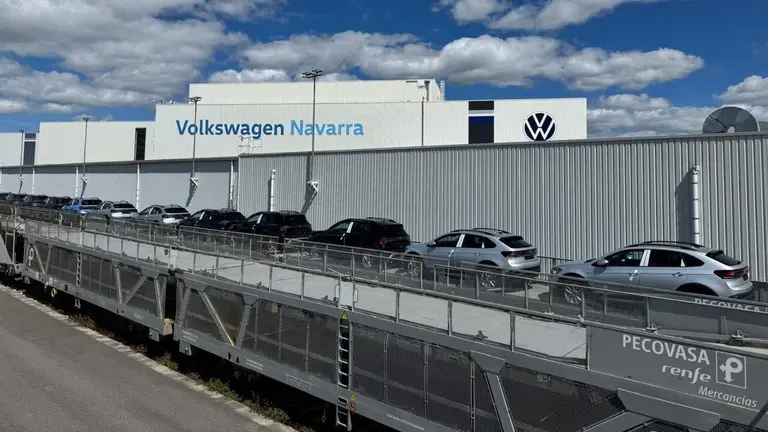 El tren portaveh&iacute;culos con destino a Set&uacute;bal (Portugal), durante
el proceso de carga de coches en Volkswagen Navarra. CEDIDA