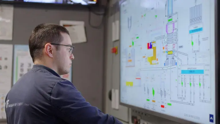 Operario revisando el cuadro de control del cubilote en Tafalla Iron Foundry. CEDIDA