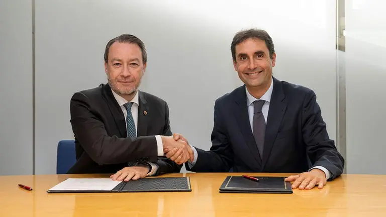 El rector, Ram&oacute;n Gonzalo (izda.); y el director de Relaciones Institucionales de Caja Rural de Navarra, Ricardo Go&ntilde;i Ler&aacute;noz. UNIVERSIDAD P&Uacute;BLICA DE NAVARRA