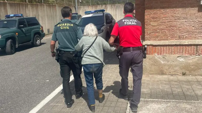 La mujer es acompa&ntilde;ada por un agente de la Guardia Civil y otro de la Polic&iacute;a Foral. GUARDIA CIVIL