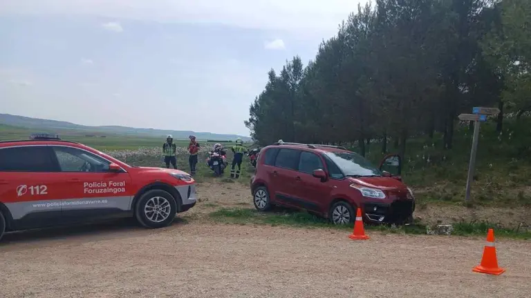 Una patrulla de la Polic&iacute;a foral junto al veh&iacute;culo siniestrado.POLIC&Iacute;A FORAL