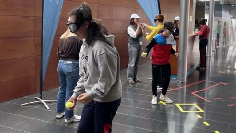 Alumnos de la Universidad de Navarra participan en una actividad preventiva contra el uso de drogas. UNIVERSIDAD DE NAVARRA