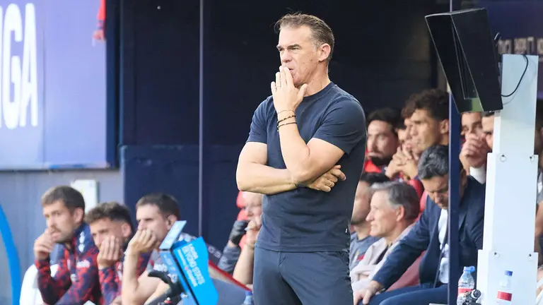 Luis Garc&iacute;a (entrenador Sevilla FC) durante el partido de La Liga EA Sports entre CA Osasuna y Sevilla FC disputado en el estadio de El Sadar en Pamplona. I&Ntilde;IGO ALZUGARAY