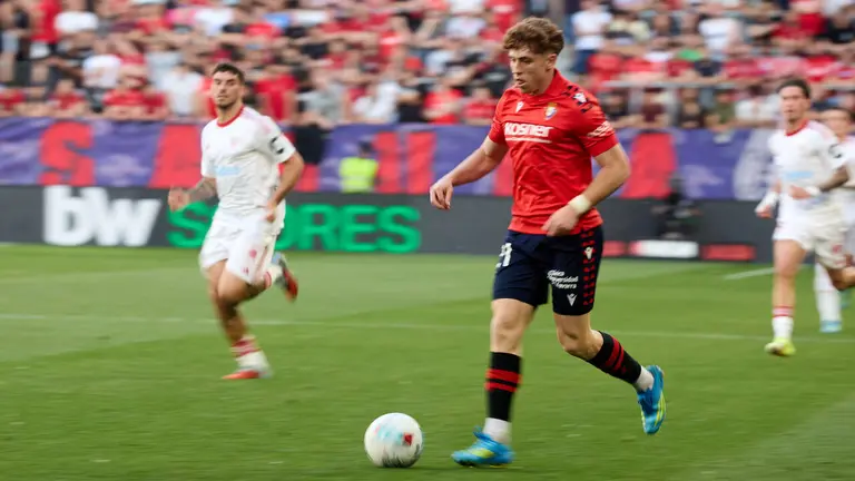 V&iacute;ctor Mu&ntilde;oz (21. CA Osasuna) durante el partido de La Liga EA Sports entre CA Osasuna y Sevilla FC disputado en el estadio de El Sadar en Pamplona. I&Ntilde;IGO ALZUGARAY