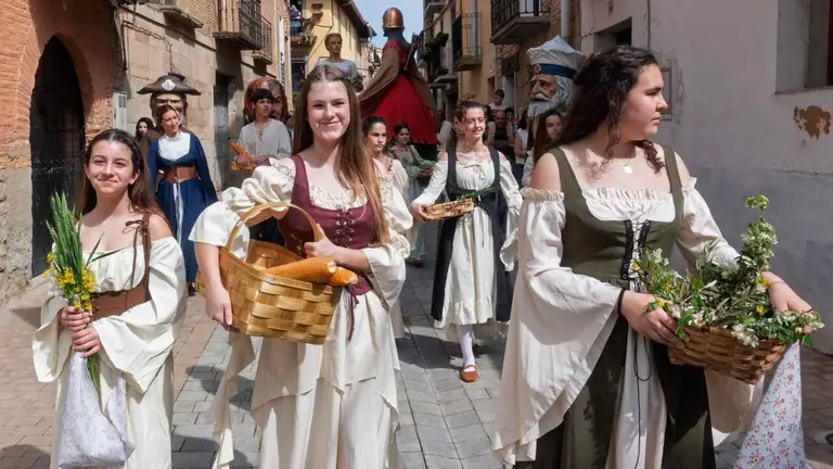 Vecinos de Los Arcos vestidos con ropajes medievales celebrando el 850 aniversario de la villa. MONTXO A.G.