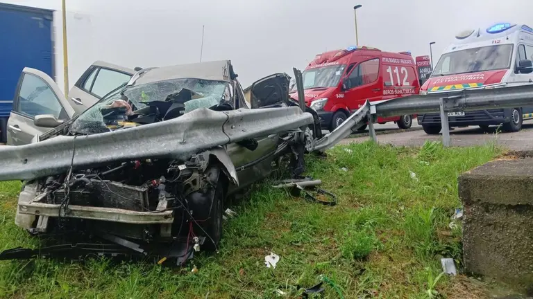 Estado en el que ha quedado el veh&iacute;culo accidentado en Alsasua. BOMBEROS DE NAVARRA