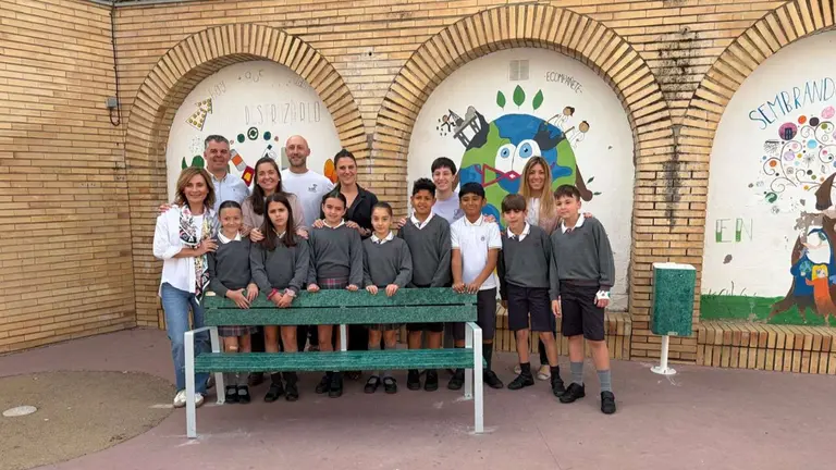 Fotograf&iacute;a de familia con los alumnos del Colegio Compa&ntilde;&iacute;a de Mar&iacute;a de Tudela. CEDIDA