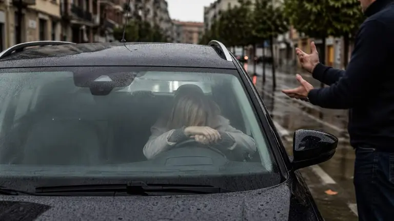 Una mujer en el interior de un coche. ARCHIVO