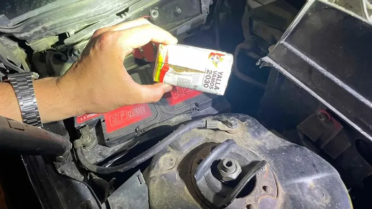 La Guardia Civil localiza un paquete con droga en el interior del veh&iacute;culo. GUARDIA CIVIL