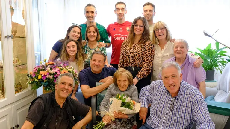 Jerusal&eacute;n Balda Lasa celebra su 100 cumplea&ntilde;os junto a su familia y Joseba Asiron, alcalde de Pamplona. AYUNTAMIENTO DE PAMPLONA