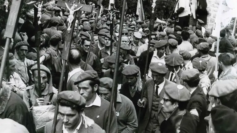 Vista parcial de una romer&iacute;a de carlistas portando cruces en el monte Montejurra. Fototeca Navarra.