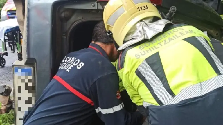 Los bomberos rescatan al anciano atrapado en Valcarlos. BOMBEROS DE NAVARRA