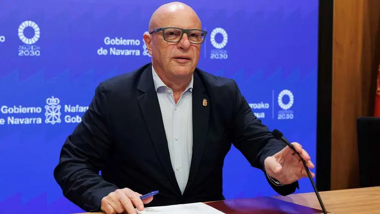 El consejero de Educaci&oacute;n del Gobierno de Navarra, Carlos Gimeno, durante la rueda de prensa que ha ofrecido este viernes en Pamplona para presentar a IV Jornada Skolagun, que organiza este s&aacute;bado el departamento de Educaci&oacute;n, y cuyo eje ser&aacute; la creciente presi&oacute;n est&eacute;tica que de forma imperceptible a veces marca el comportamiento, especialmente en la adolescencia, un asunto que preocupa y que se magnifica con el acceso a las redes sociales. EFE/Villar L&oacute;pez
