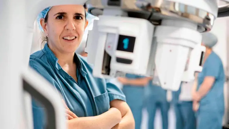 El equipo quir&uacute;rgico encargado de realizar la primera cirug&iacute;a de c&aacute;ncer de es&oacute;fago mediante el Da Vinci Single Port en Espa&ntilde;a.